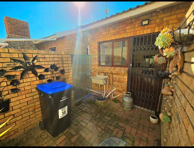 2 BEDROOM TOWNHOUSE FOR SALE IN JEFFREYS BAY CENTRAL
